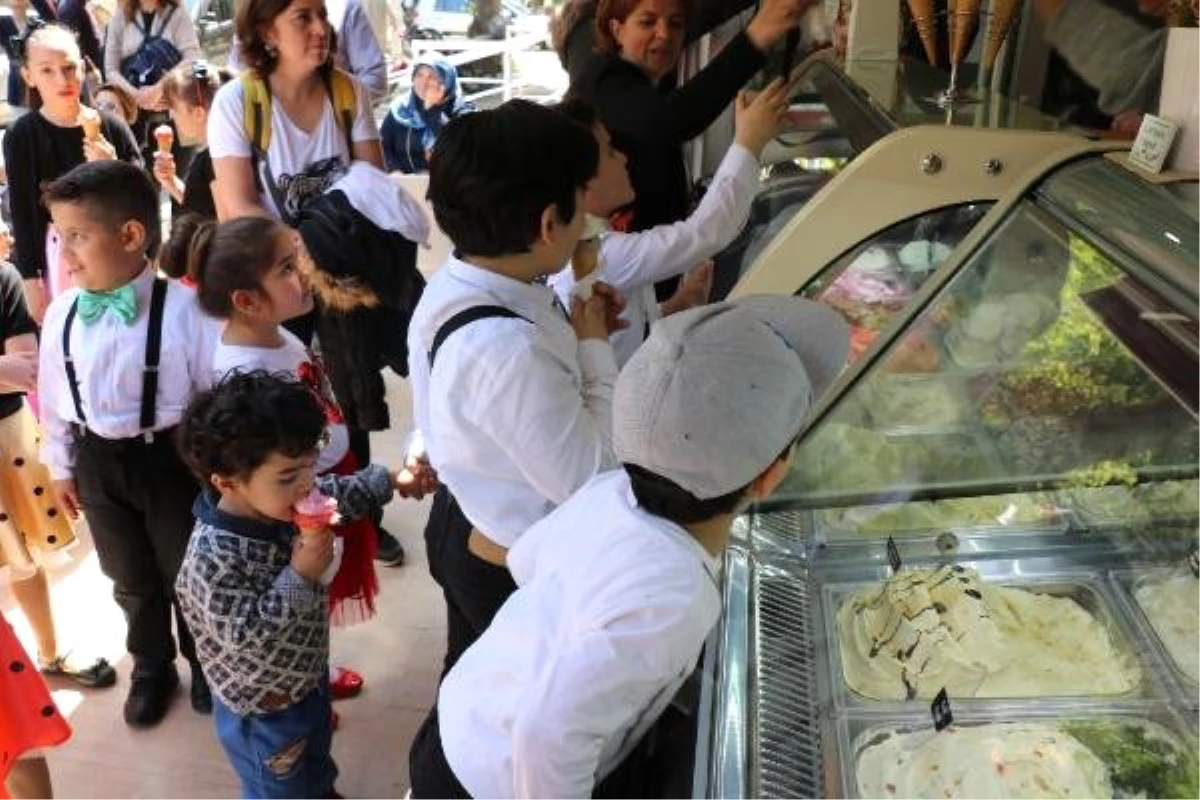 Kadıköy\'de Çocuklara Bedava "23 Nisan" Dondurması