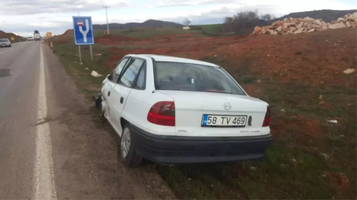 Kahramanmaraş\'ta Otomobiller Kafa Kafaya Çarpıştı: 3 Yaralı