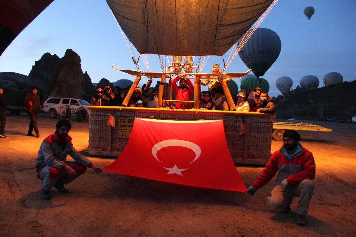 Kapadokya\'da Balonlar 23 Nisan İçin Türk Bayraklarıyla Havalandı