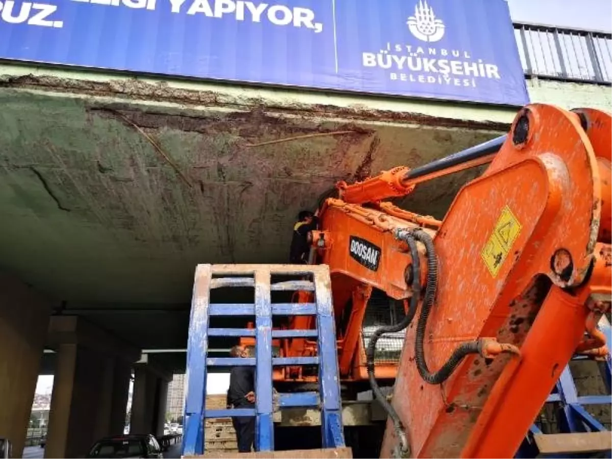 Kartal\'da İş Makinesi Taşıyan Tır Köprü Altında Sıkıştı