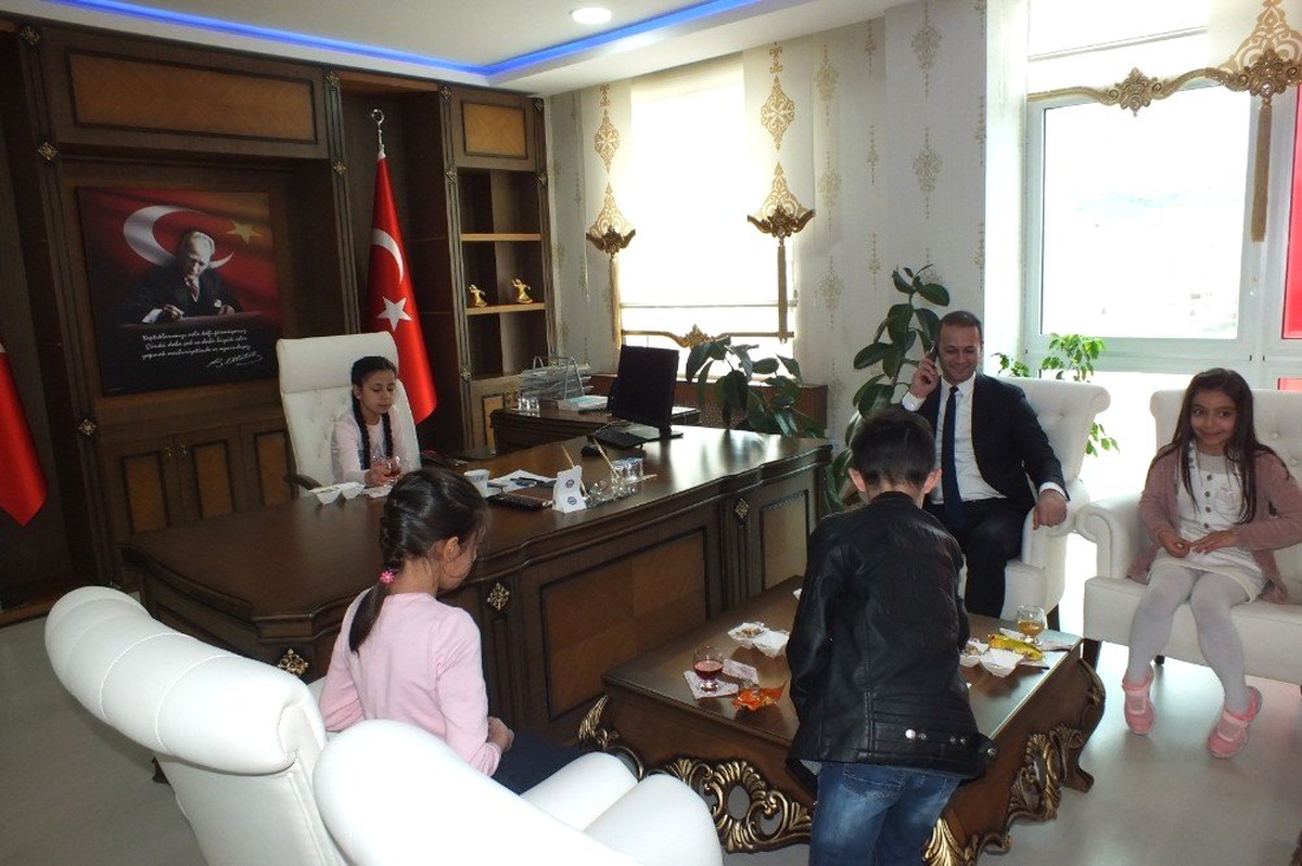 Kaymakam Koltuğuna Oturdu, Yeni Seçilen Belediye Başkanı Babasını Arayıp Tebrik Etti