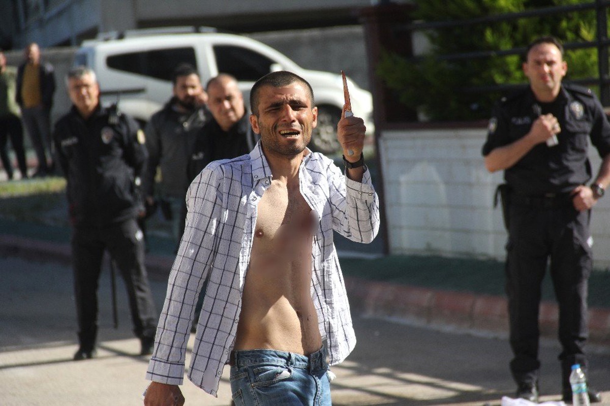 Kendine Zarar Verip Polise Bıçakla Saldıran Gence Tazyikli Su ve Biber Gazlı Müdahale