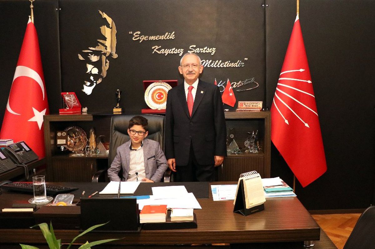 Kılıçdaroğlu Koltuğunu Şehit Çocuğuna Devretti