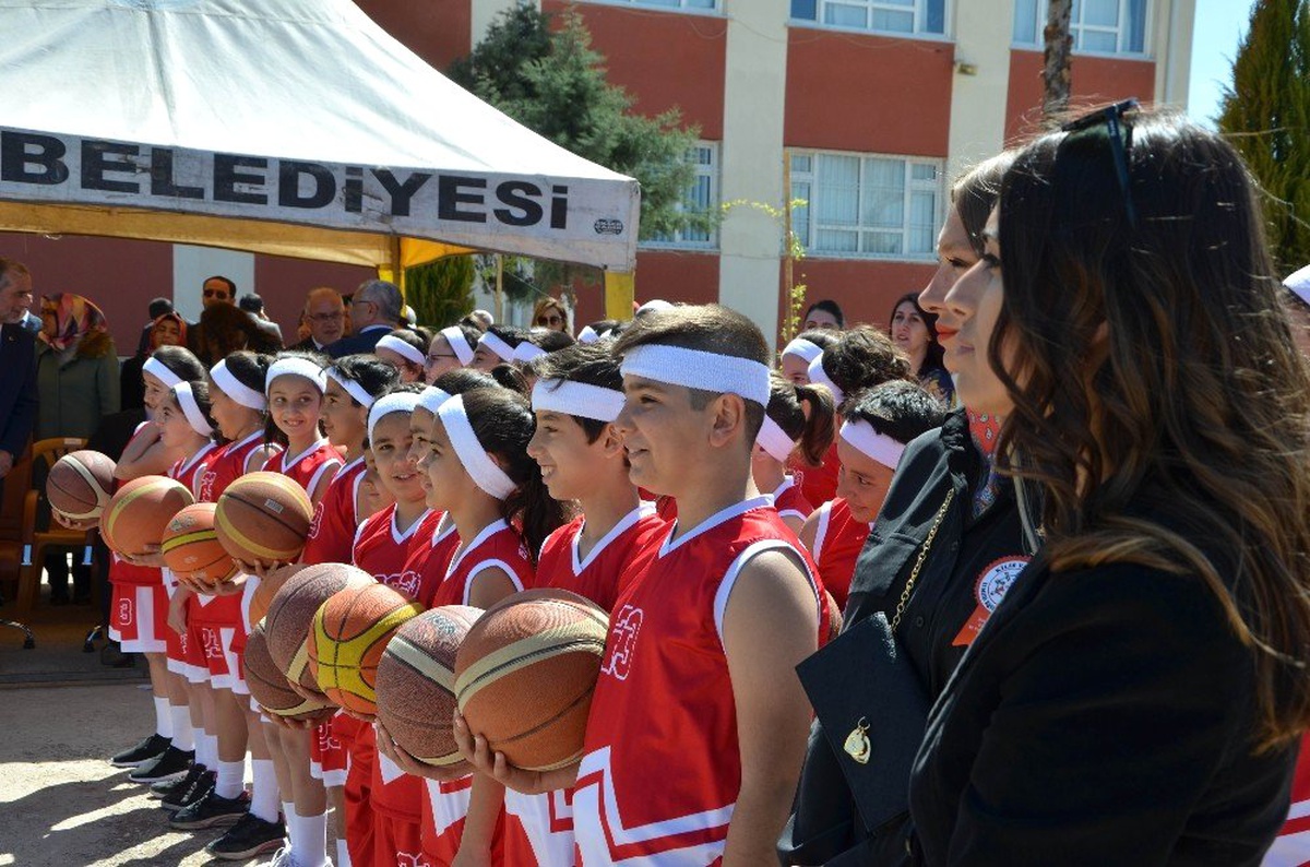 Kilis\'teki 23 Nisan Kutlamalarında Suriyeli Çocuklar da Yer Aldı