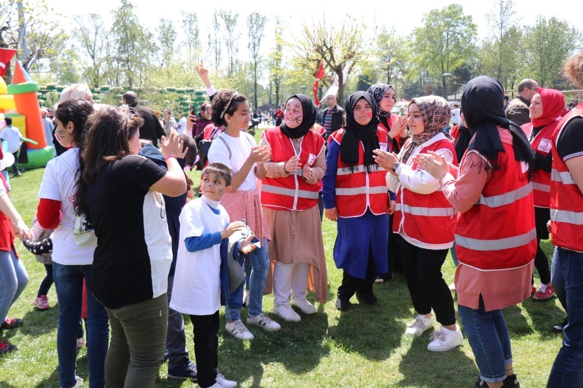 Kızılay Ekiplerinden 23 Nisan Coşkusuna Destek