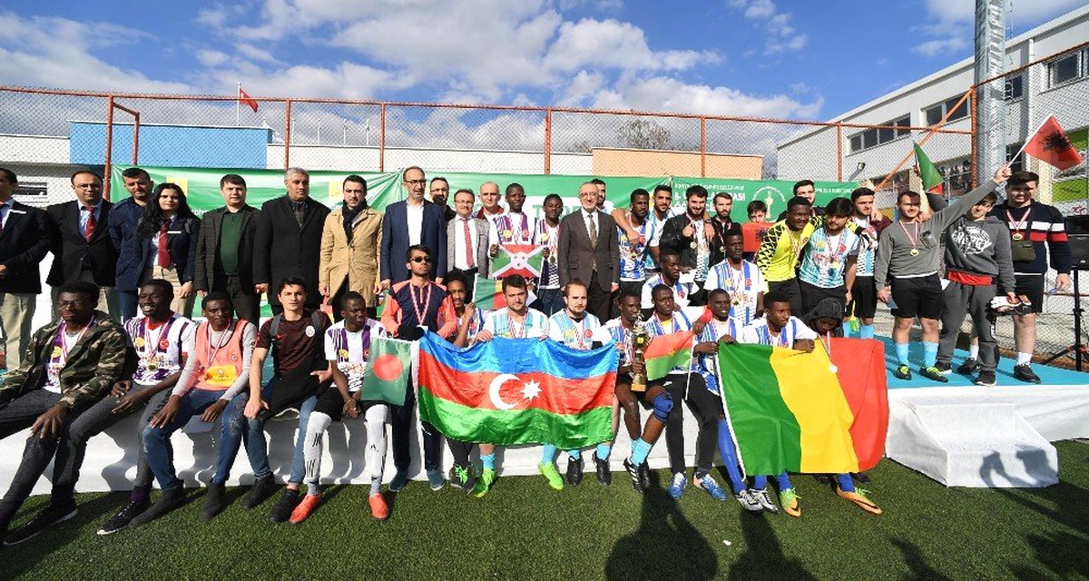 Konya\'da Uluslararası Futbol ve Masa Tenisi Turnuvasının Ödülleri Verildi