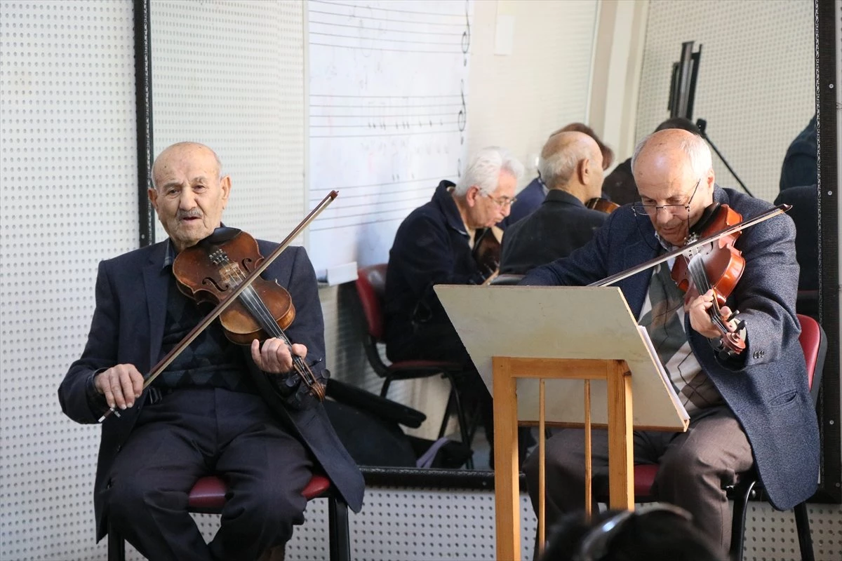 Koro Arkadaşlarından Hüseyin Amcaya 96. Yaş Sürprizi