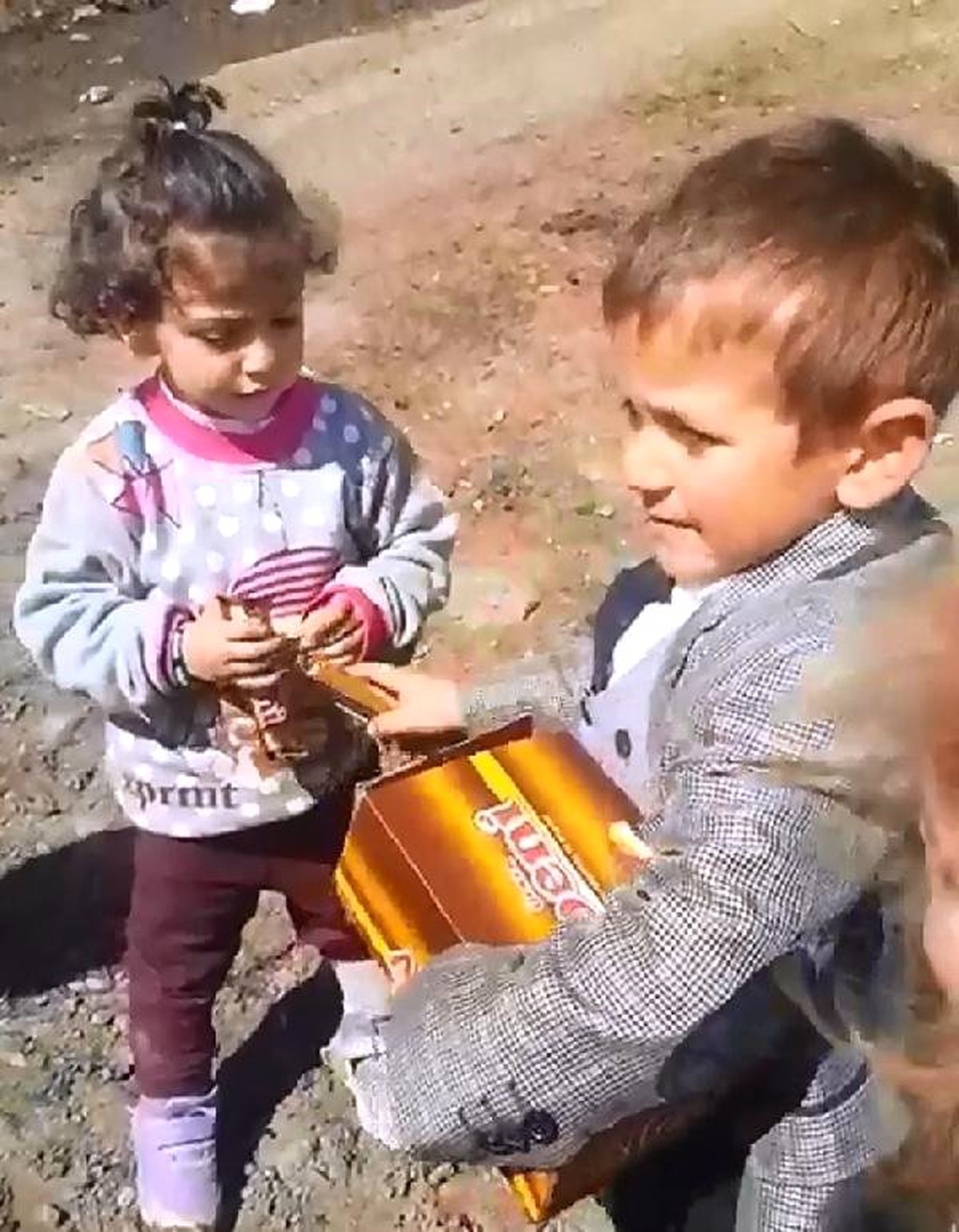 Küçük Muhtar Adayı\', Çikolata Sözünü Yerine Getirdi