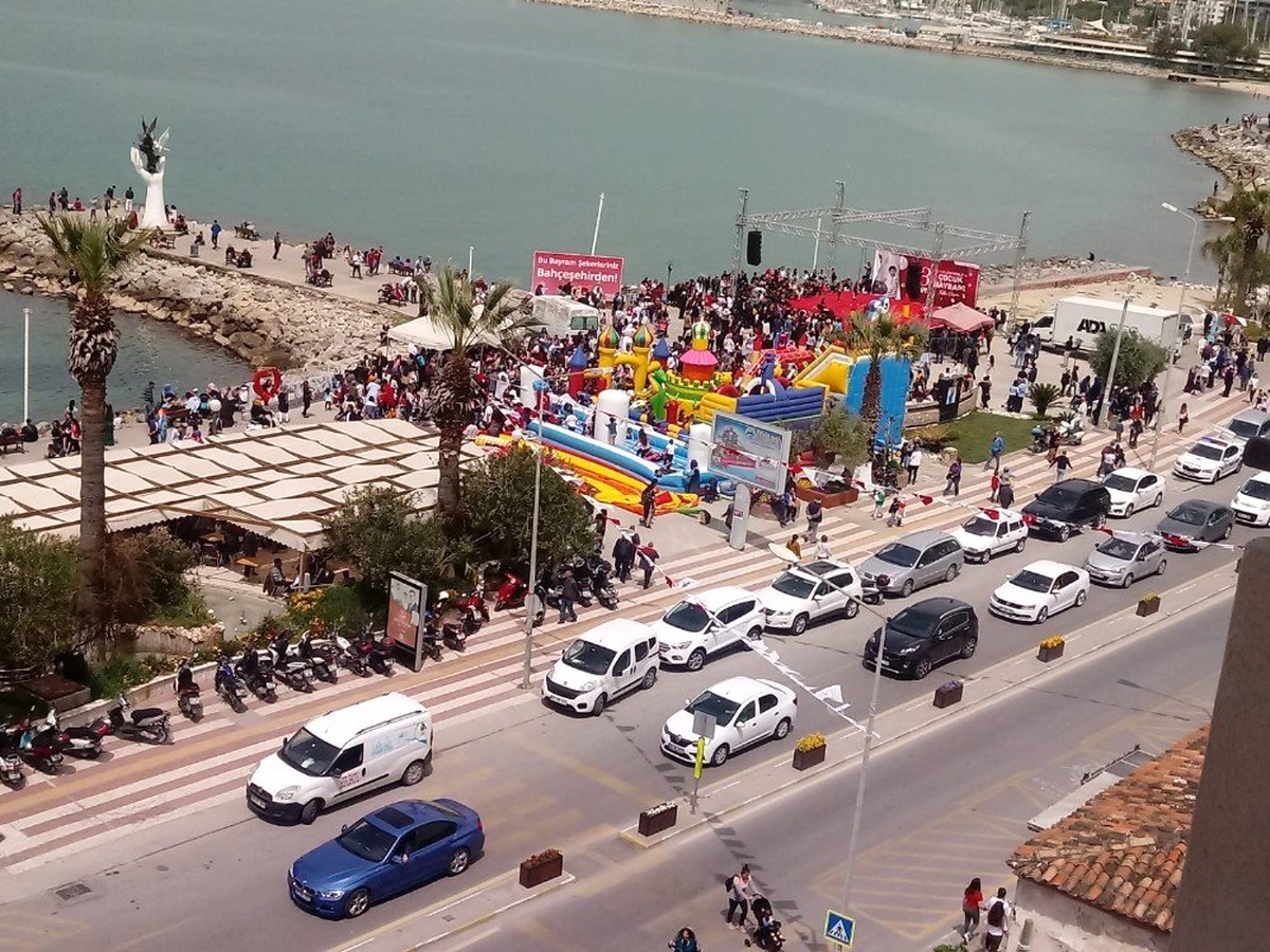 Kuşadası\'nda 23 Nisan Coşkusu