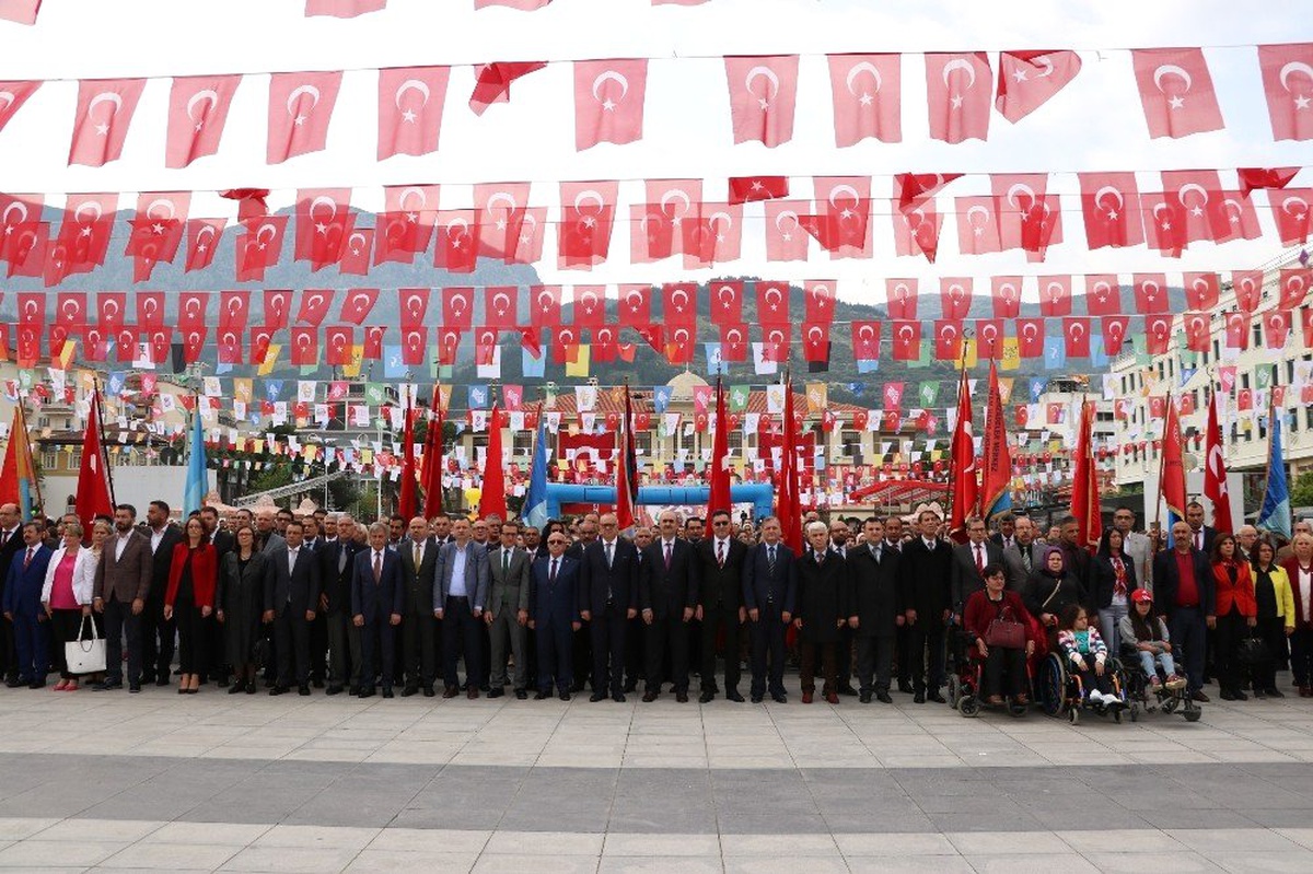 Manisa\'da 23 Nisan Coşkuyla Kutlandı
