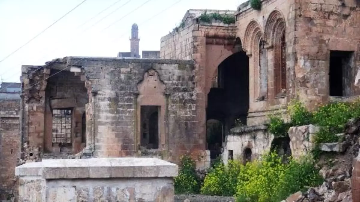 Mardin\'in Bakımsız Tarihi Yapıları Yağmurla Yıkıldı