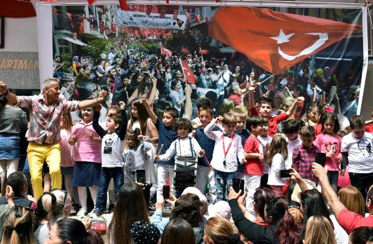 Marmaris 105 Sokak\'ta 23 Nisan Coşkusu