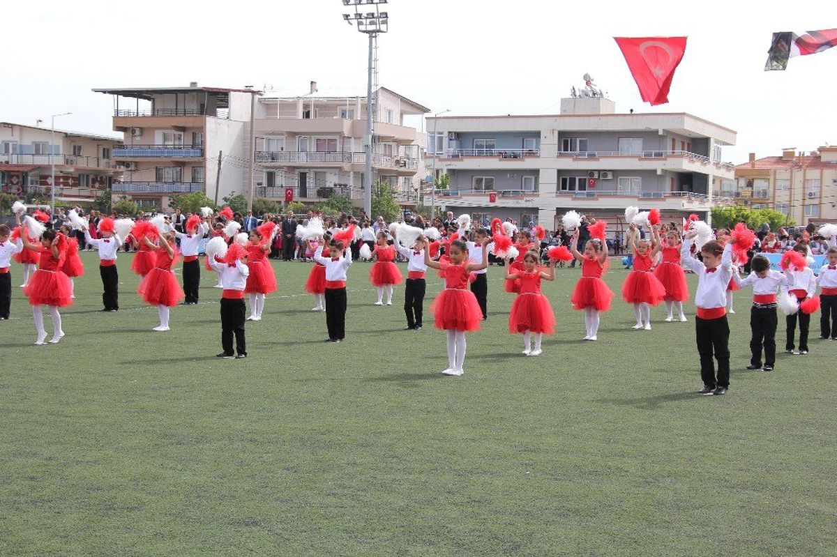 Menderes\'te 23 Nisan Coşkusu