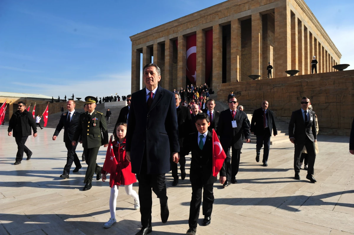 Milli Eğitim Bakanı Ziya Selçuk Öğrencilerle Birlikte Anıtkabir\'deki Törene Katıldı