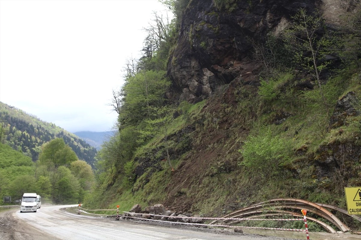 Minibüsün Üzerine Yamaçtan Kopan Kayalar Düştü