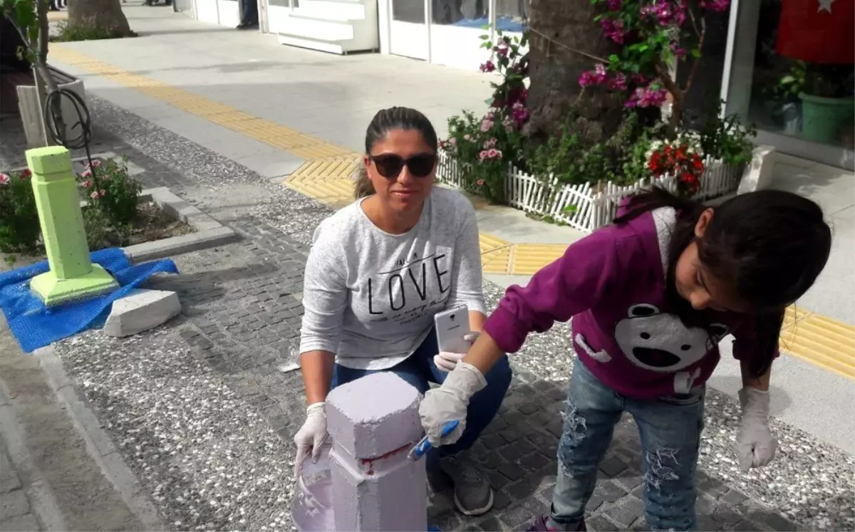 Minikler Trafik Dubalarını Boyadı