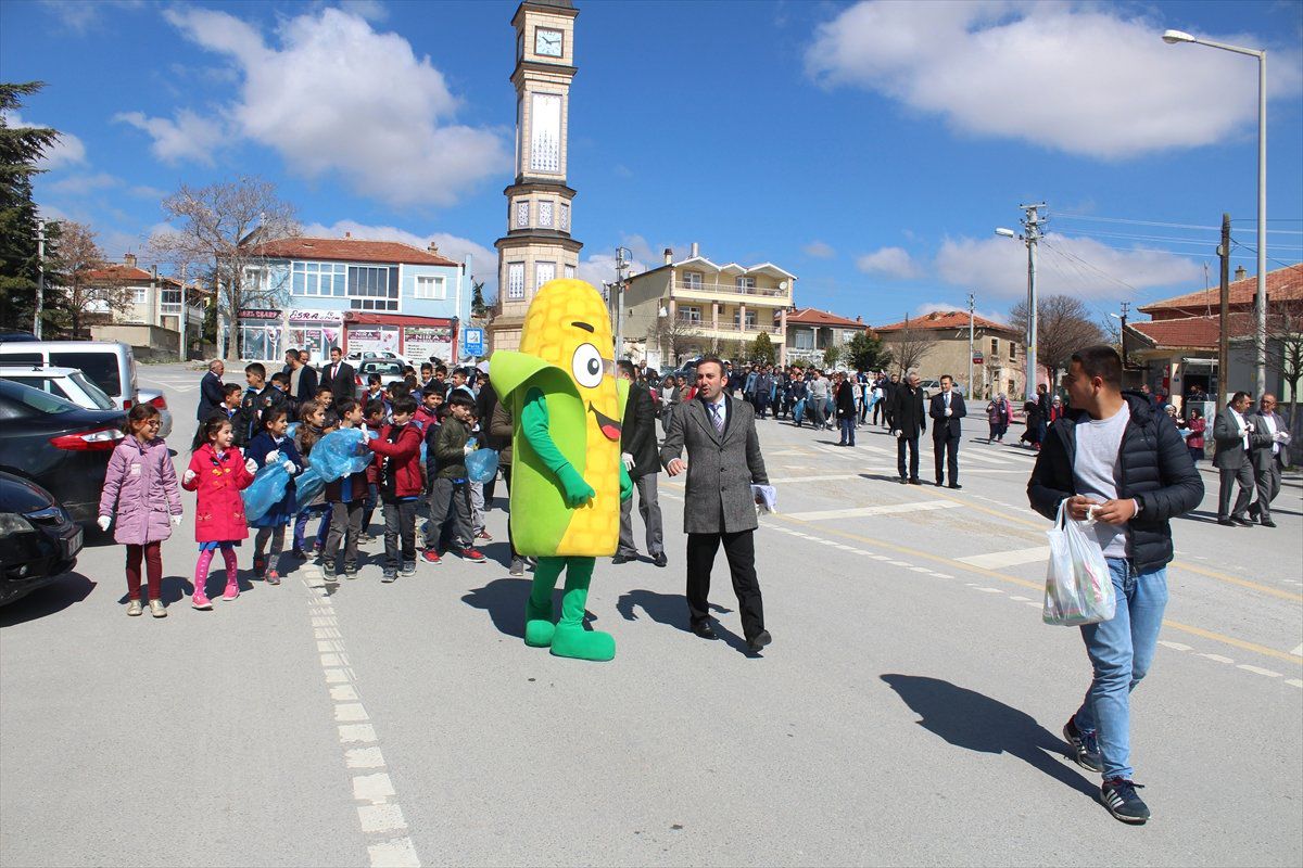 Öğrenciler, Geri Dönüşüme Dikkat Çekmek İçin Çöp Topladı