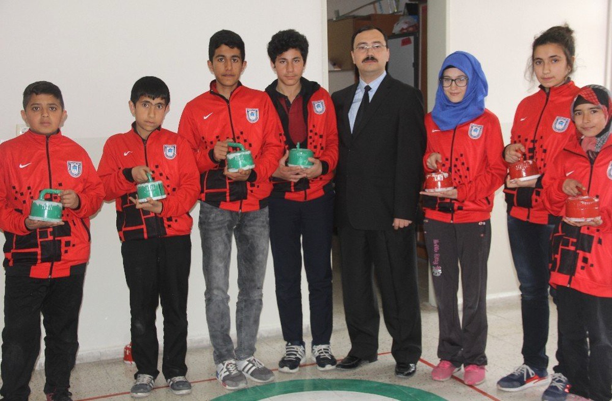 Okul Koridorundan Floor Curling Sahası, Peynir Bidonu, Kapı Kolu ve Betondan Curling Topu