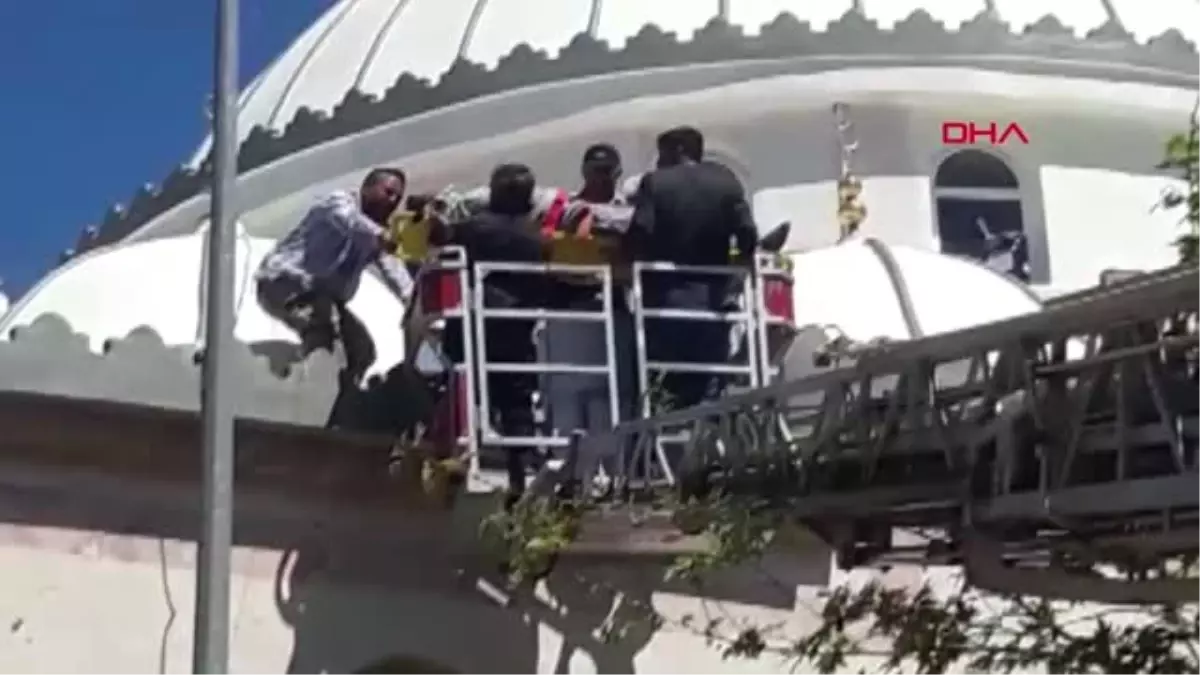 Osmaniye Cami Kubbesinden Düşen İşçi Yaralandı
