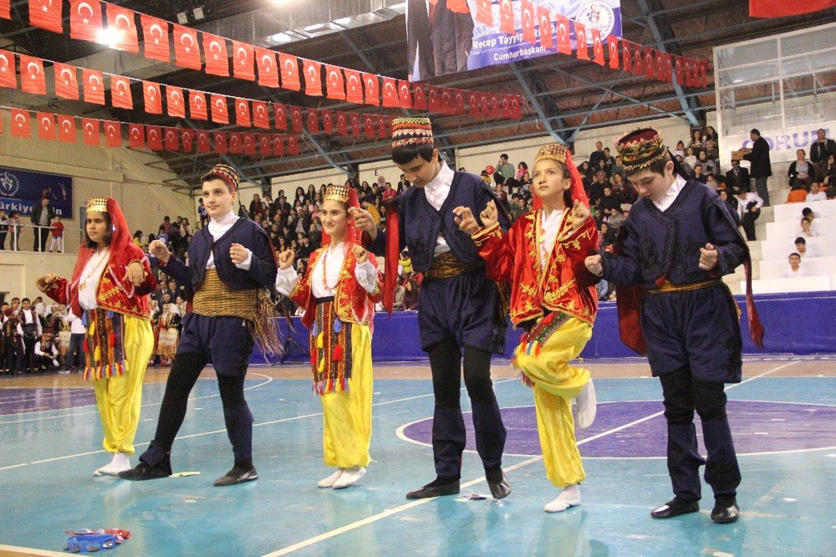Otizmli Çocuklardan Zeybek Gösterisi