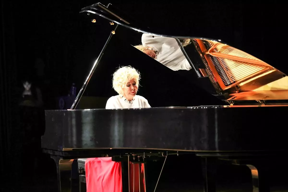 Piyanist Gülsin Onay\'dan Minik Öğrencilere Konser