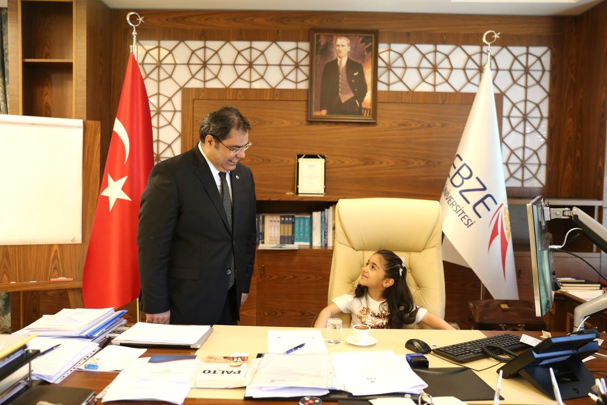 Rektörün Koltuğuna Oturdu