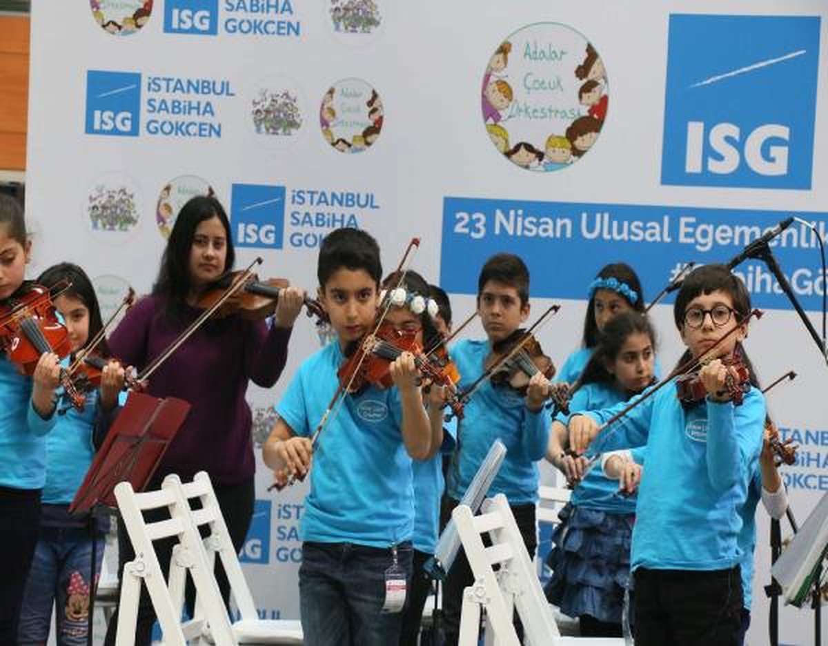 Sabiha Gökçen\'de Çocuk Orkestrası ile 23 Nisan Kutlaması