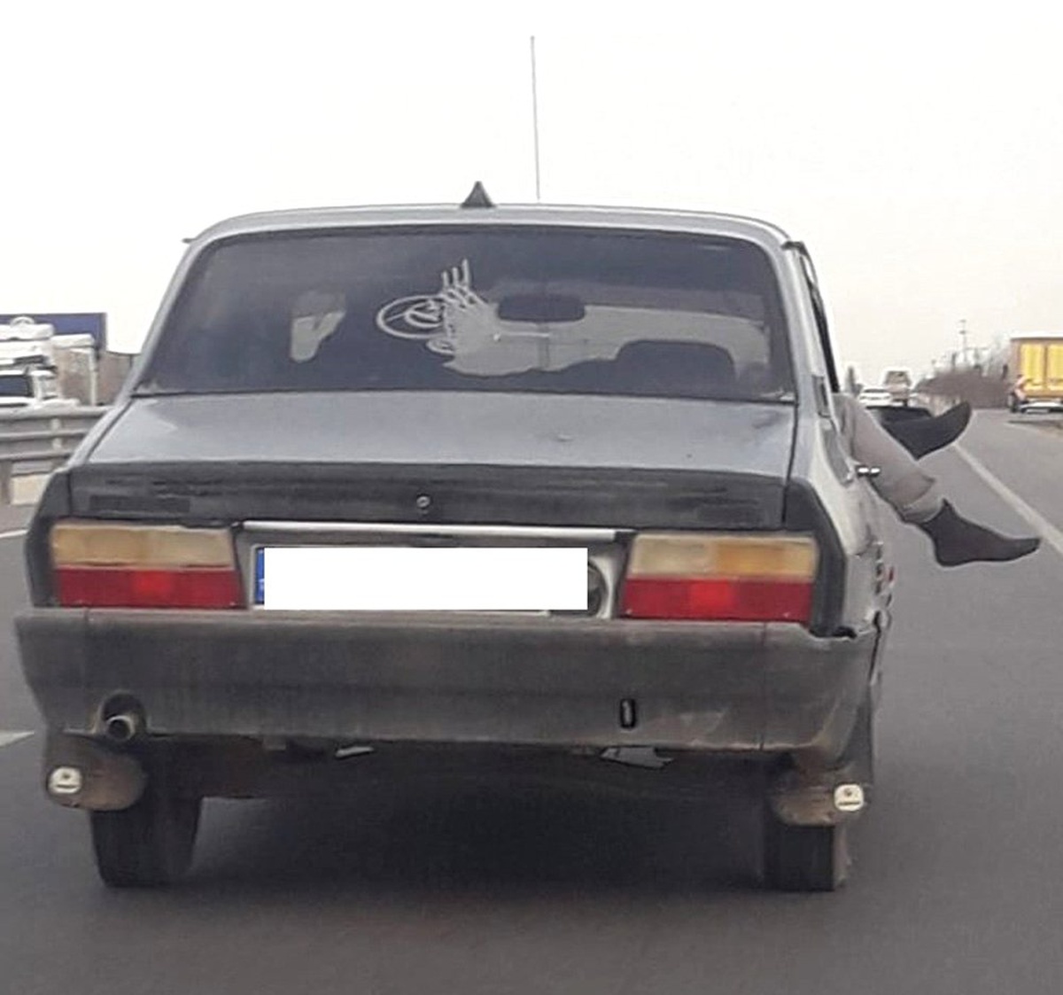 Seyir Halindeki Otomobilin Camından Ayaklarını Çıkartıp Öyle Yolculuk Yaptı