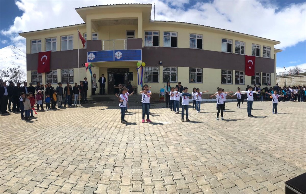 Sınır Köyünde "23 Nisan" Coşkusu
