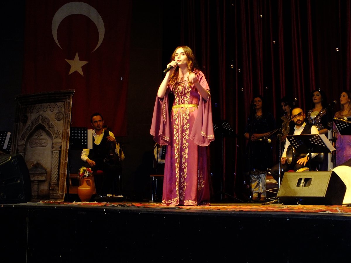 Sivas\'ta Thm Korosu Konser Verdi