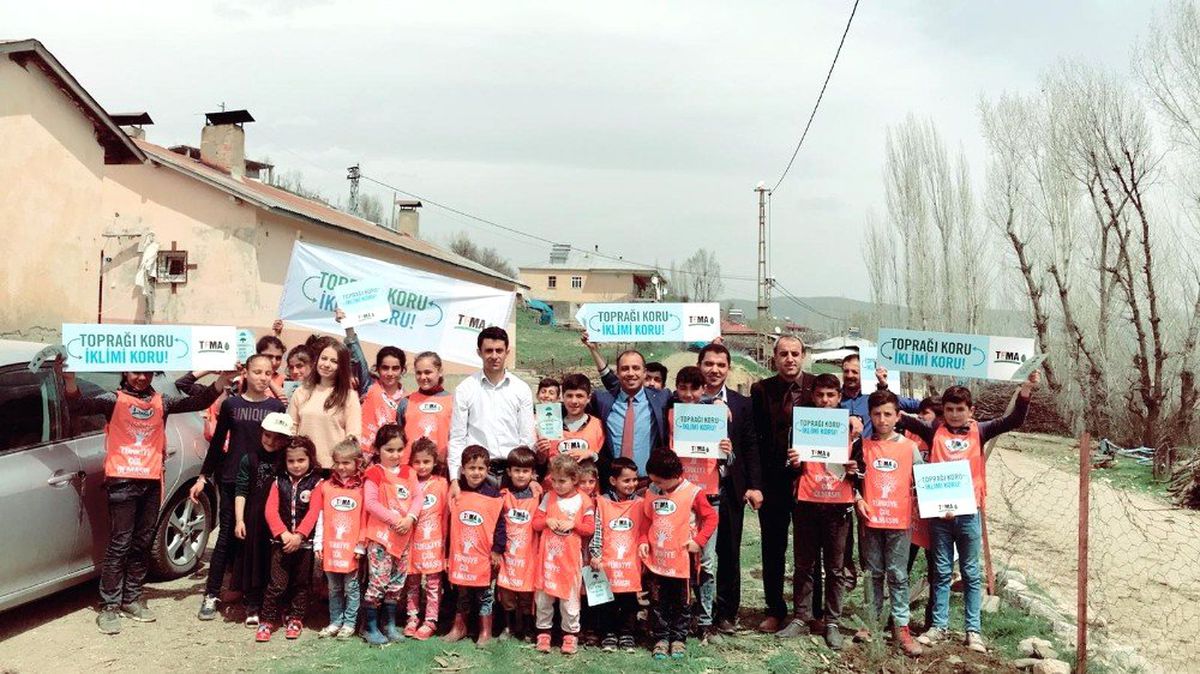 Tema Vakfı Mutki Gönüllüleri Okul Bahçelerine Fidan Dikti