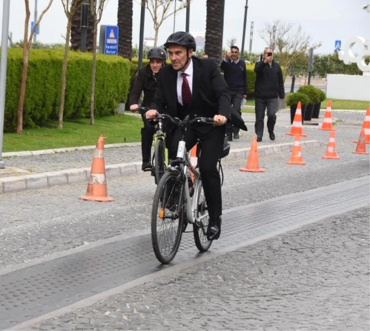 Tunç Soyer, 23 Nisan Kutlamalarına Bisiklete Gitti