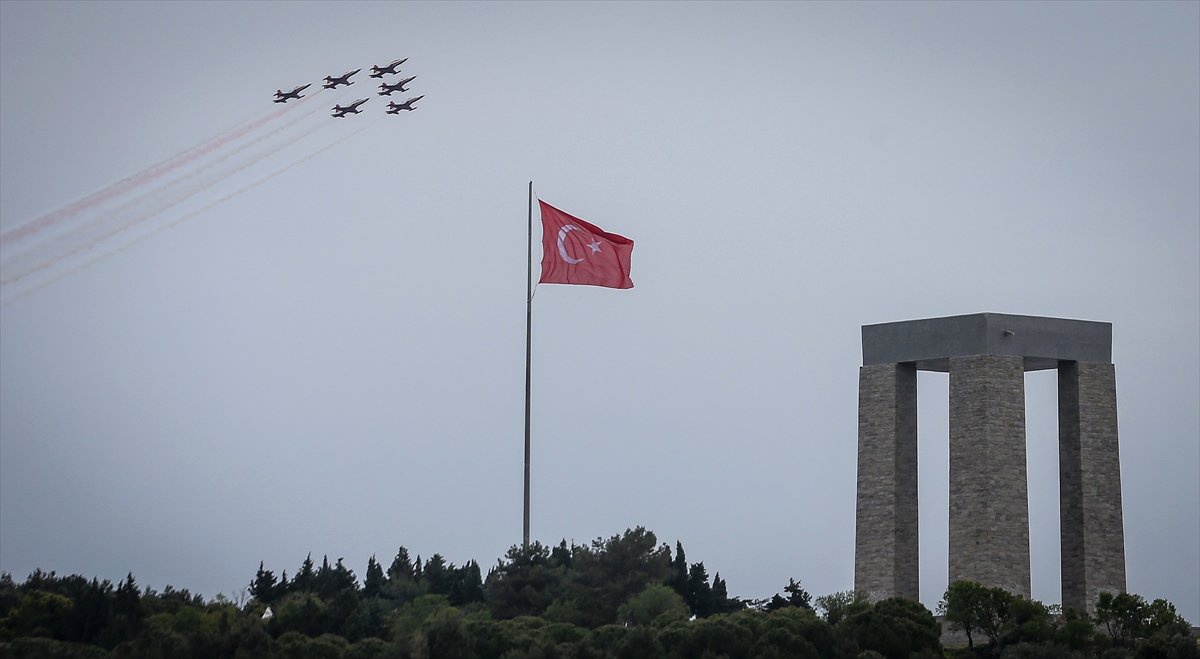 Türk Yıldızları" Şehitler Abidesi Semalarında