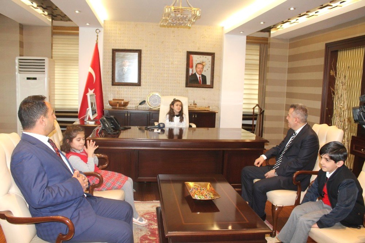 Vali Koltuğuna Oturan Öğrenci Milli Eğitim Şube Müdürüne Kodlama Eğitimi Talimatı Verdi