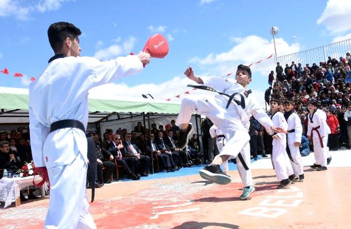Van ve Hakkari\'de 23 Nisan Coşkusu