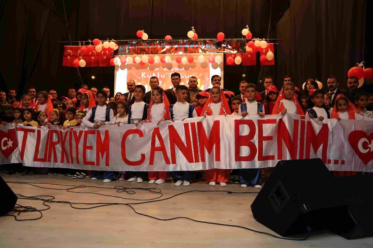Varto ve Bulanık\'ta 23 Nisan Coşkuyla Kutlandı