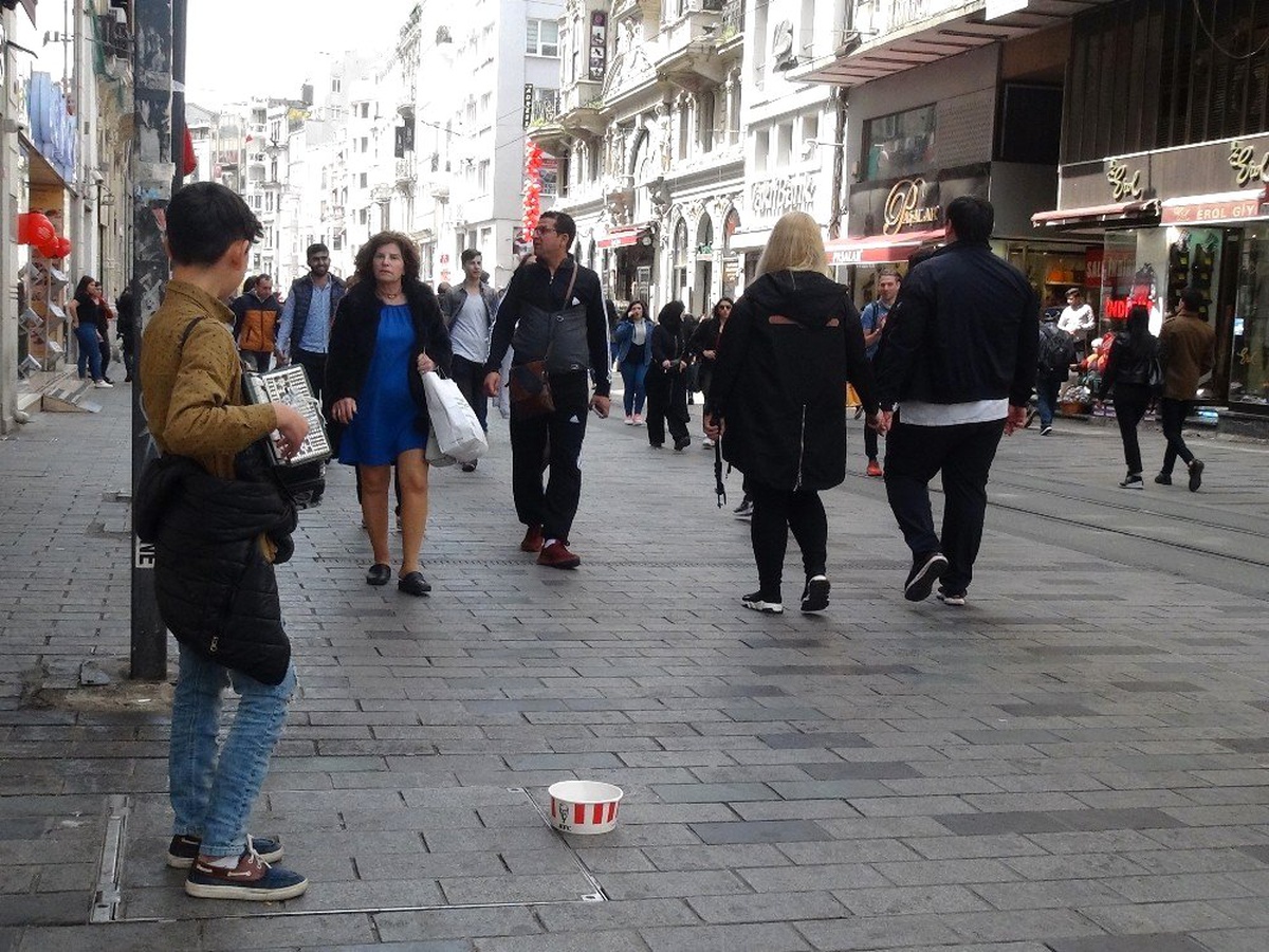 Yaşıtları Bayram Kutlarken Çalışmak Zorunda Bırakılan ve Dilendirilen Çocuklar Yürek Burktu
