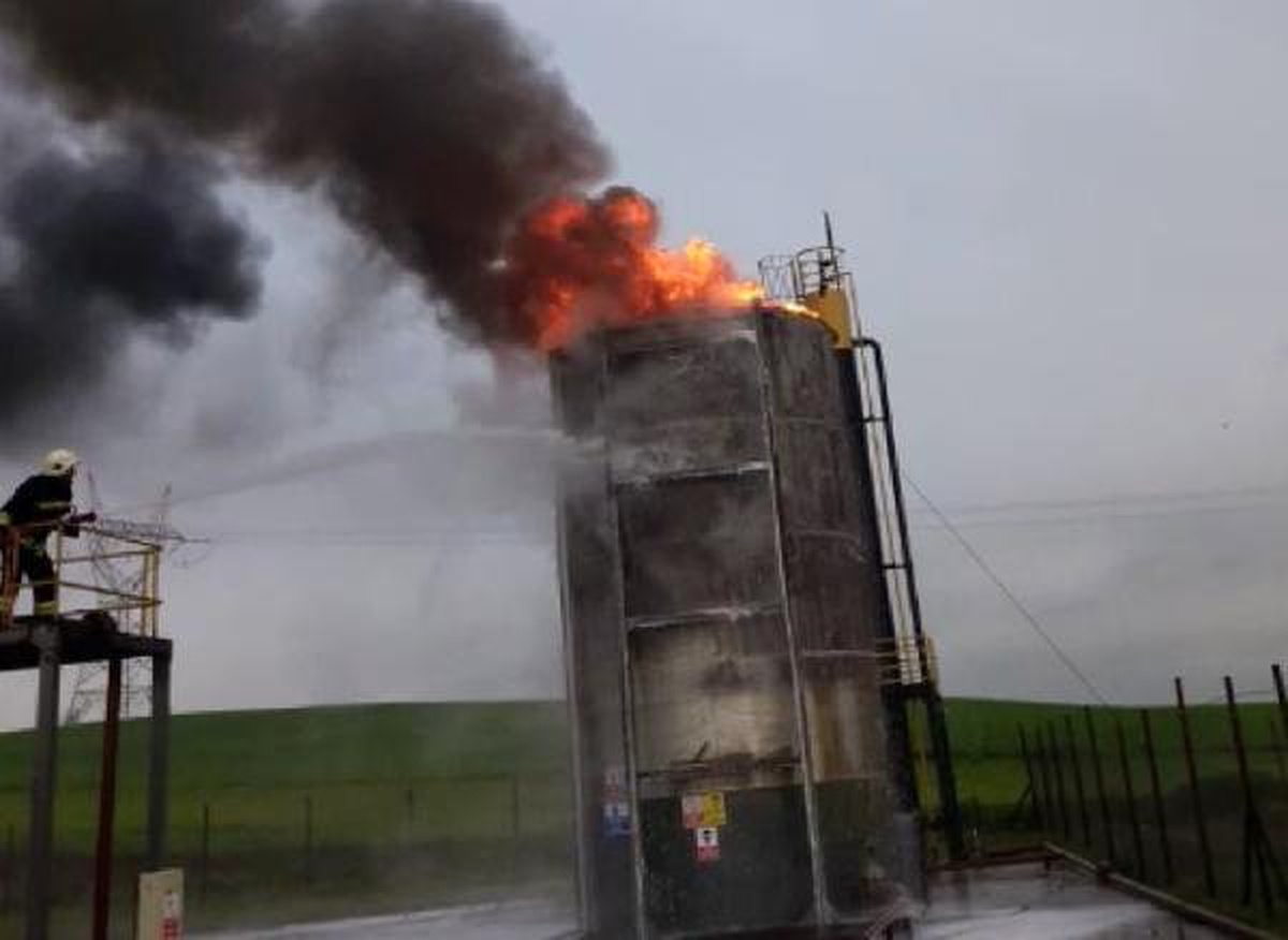 Yıldırım İsabet Eden Petrol Tankı Alev Aldı