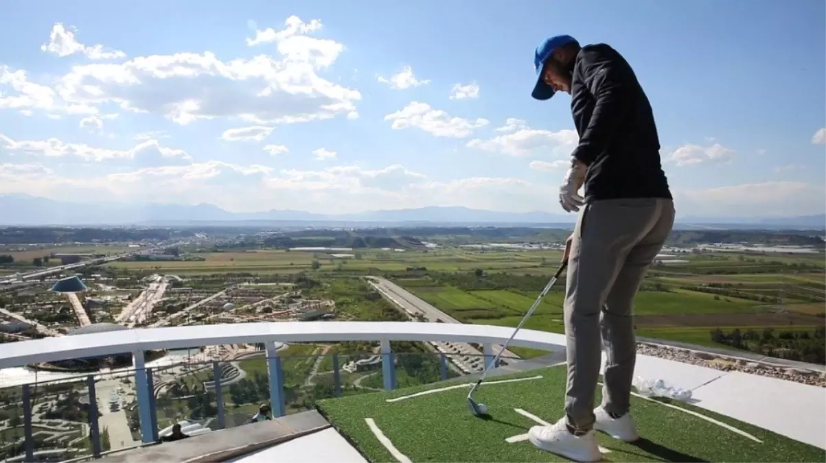 114 Metrelik Kulenin Zirvesinde Golf Oynadılar