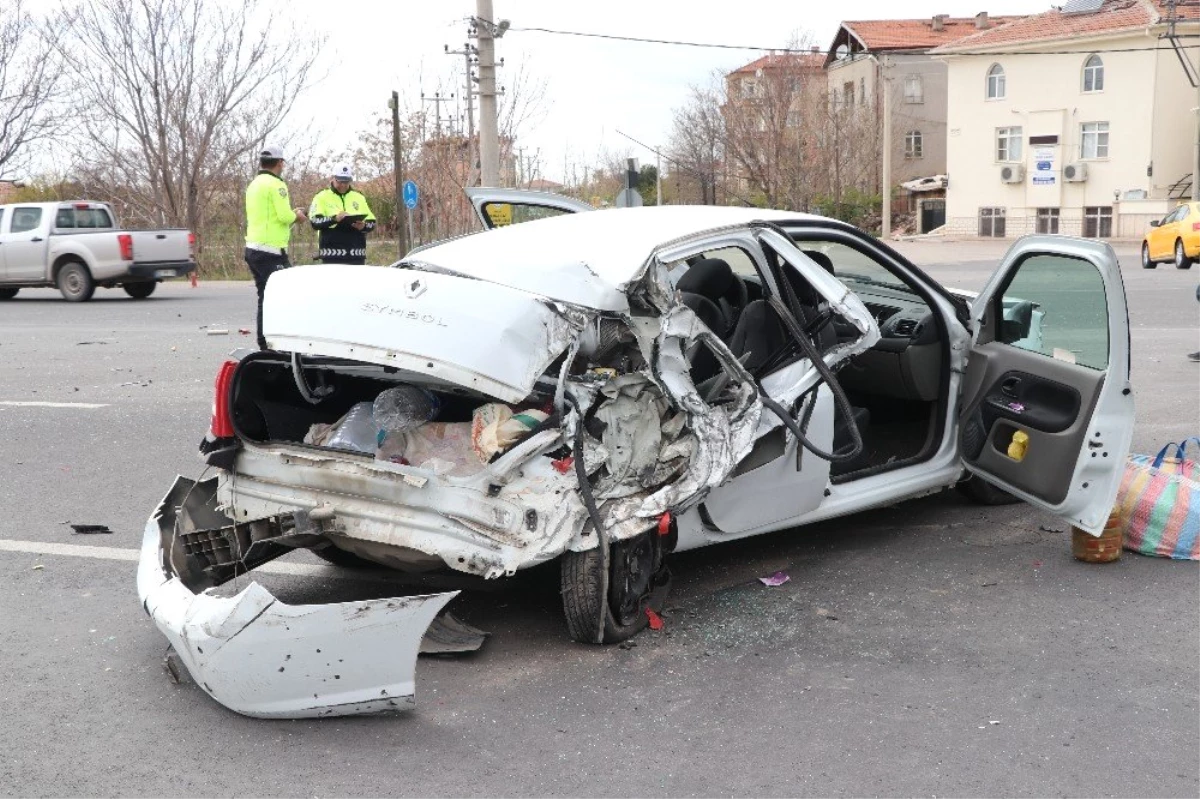 Aksaray\'da Tır ile Otomobil Çarpıştı: 3 Ağır Yaralı