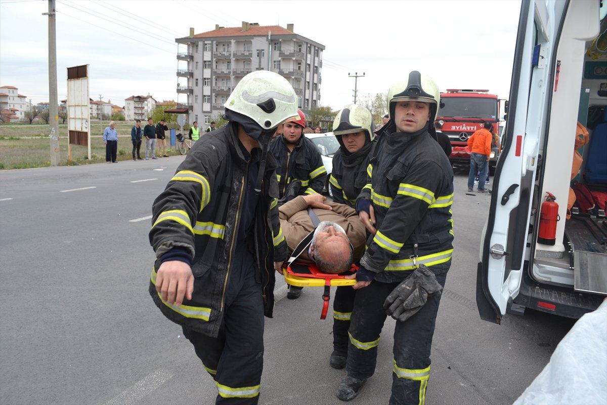 Aksaray\'da Trafik Kazası: 3 Yaralı