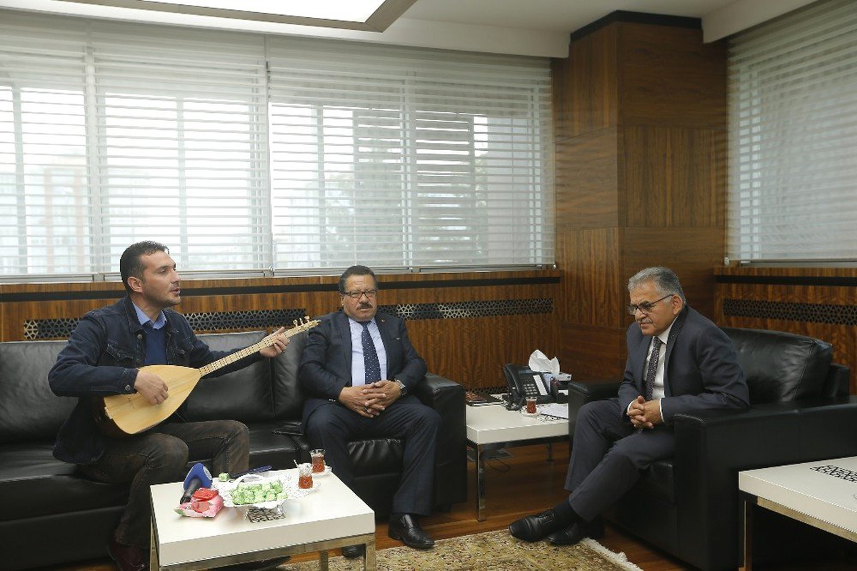 Aşık Ertuğrul İmami\'den Başkan Büyükkılıç\'a Türkü: "Hayırlı Uğurlu Olsun Başkanım"