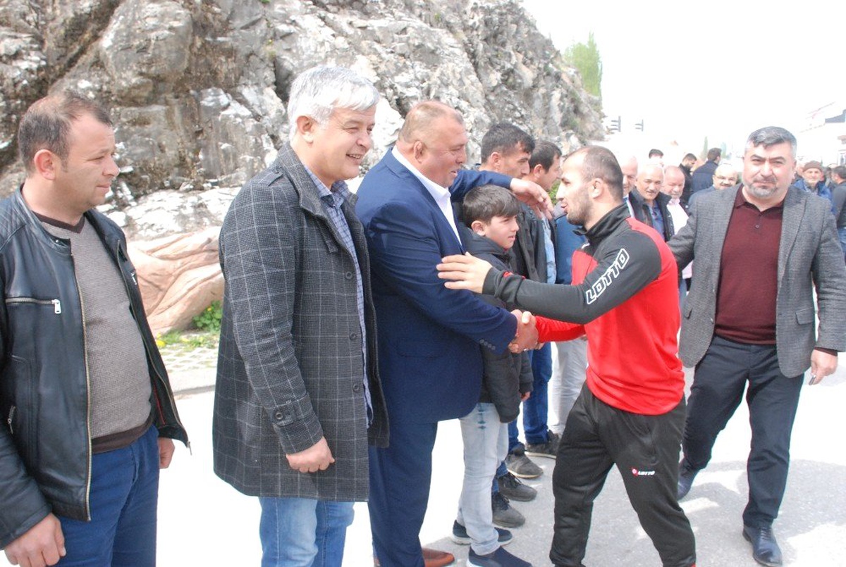 Avrupa Şampiyonu Güreşçi Davul Zurnalarla Karşılandı