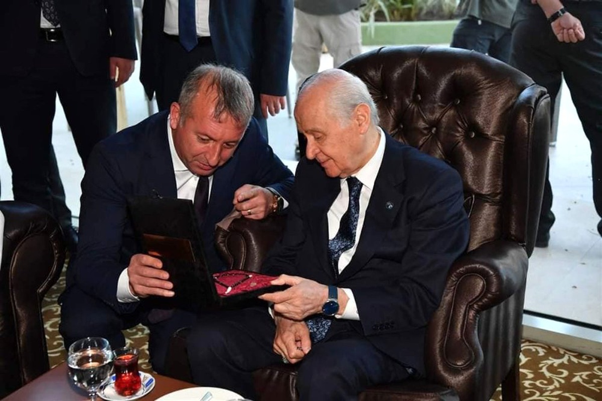 Başkan Aydın, MHP Lideri Bahçeli'ye Sanat-ı Tesbih Hediye Etti