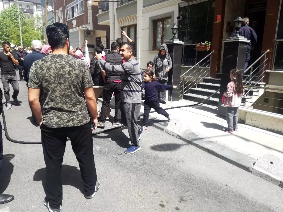 Beylikdüzü\'nde Anne ve Çocuklarını Korkutan Yangın