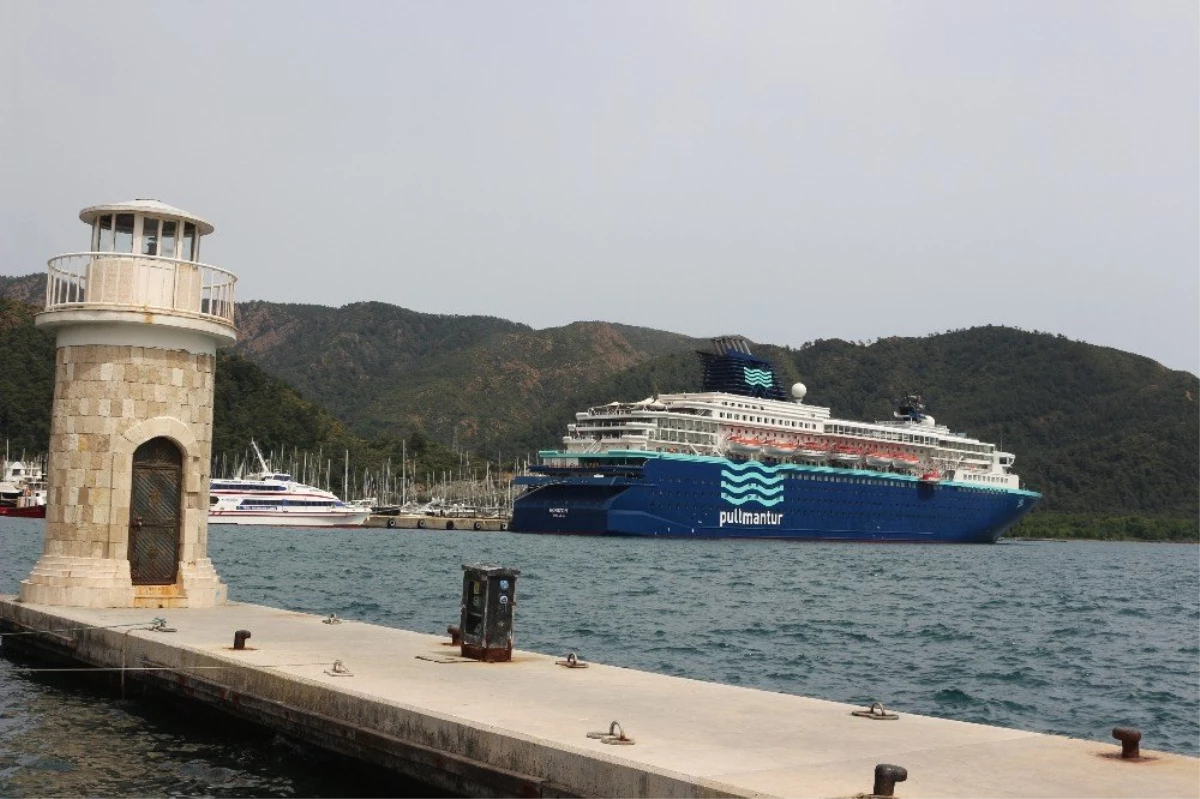 Bin 572 Turisti Taşıyan Kruvaziyer, Marmaris Limanı\'na Demirledi