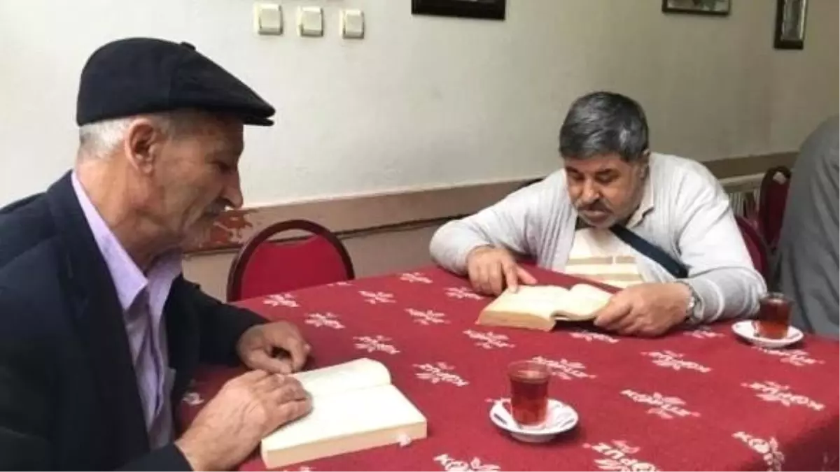 Bu Kahvede Kitap Okuyana Çay ve Kahve Bedava