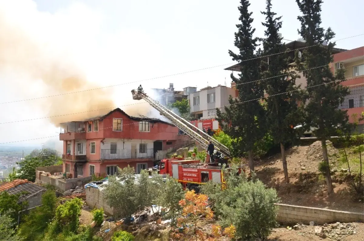 Bunalıma Girdi Evlerini Yaktı