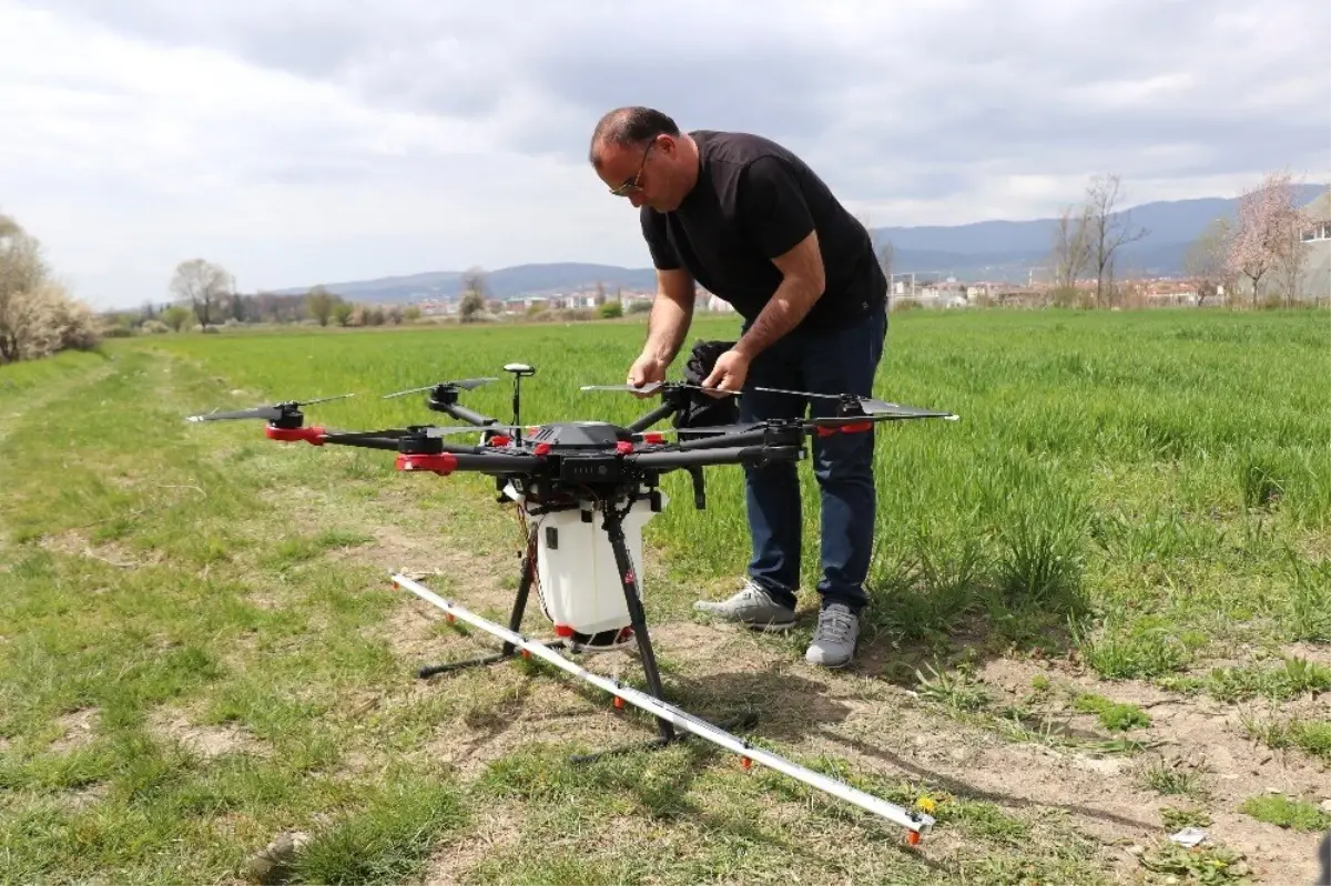 Çiftçi Ailesinin Oğlu Çalışır, Kendi Yaptığı İlaçlama Dronuyla Arazilerini İlaçlıyor