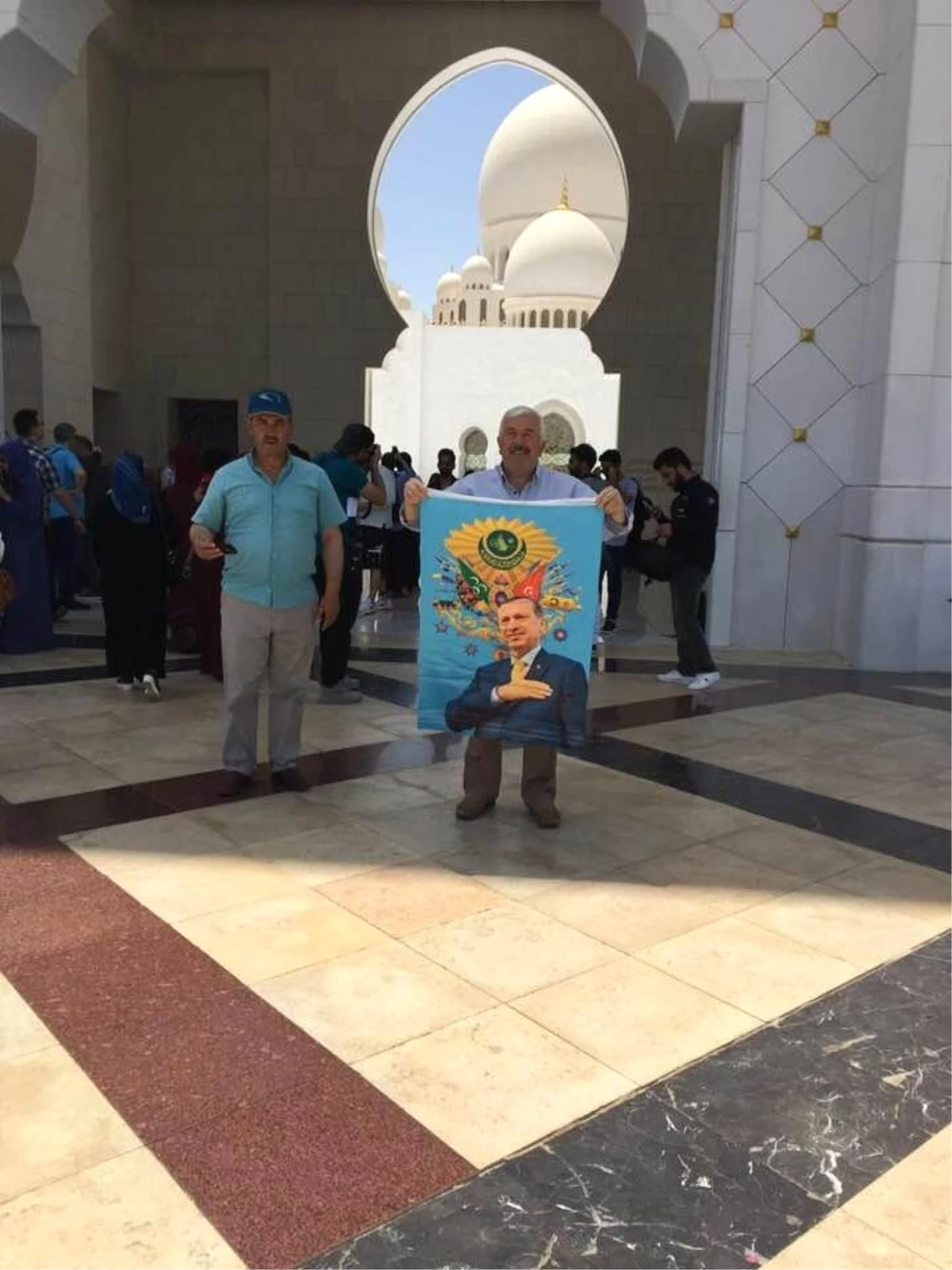 Dubai\'de Erdoğan Posterine Gözaltı